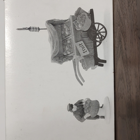 Department 56 the heritage Village Collection Chelsea market fruit monger & cart - Picture 8 of 9